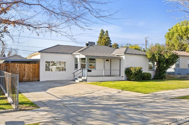 ranch-style home featuring a front lawn