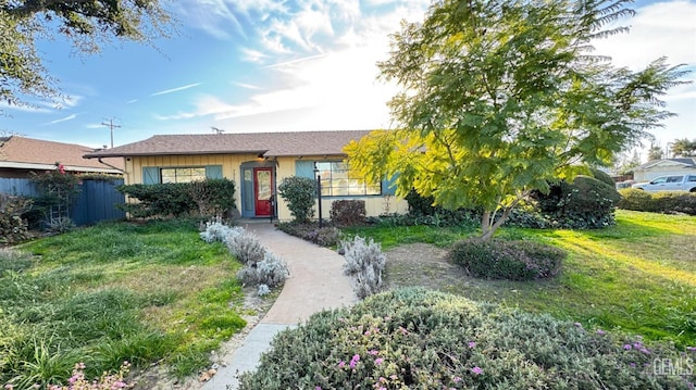 single story home featuring a front lawn