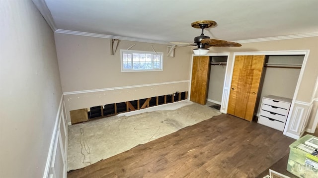 unfurnished bedroom with crown molding, dark hardwood / wood-style flooring, ceiling fan, and a closet