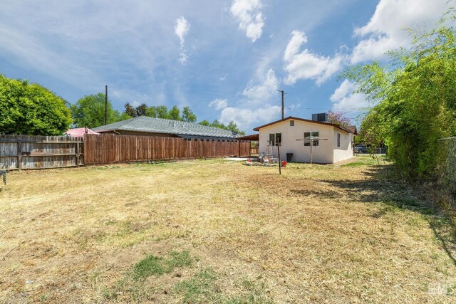438 Cedar Ave, Earlimart, CA 93219 - view of yard featuring cooling unit