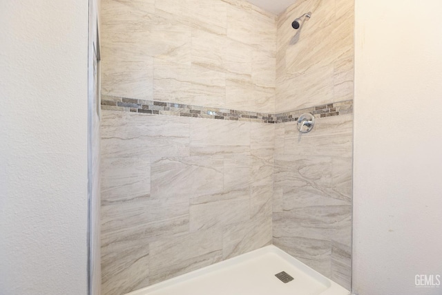 438 Cedar Ave, Earlimart, CA 93219 - full bathroom featuring a tile shower