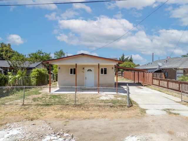 438 Cedar Ave, Earlimart, CA 93219 - bungalow-style home featuring fence, driveway, stucco siding, and an attached carport