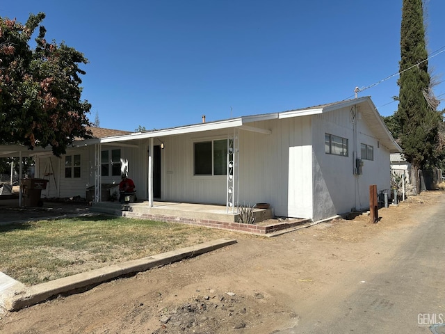 1012 Yosemite Dr, Bakersfield, CA 93308 - back of property with a patio area
