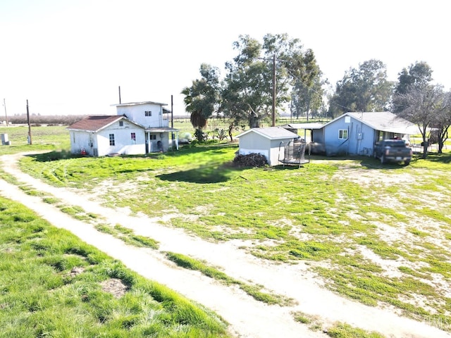 view of yard with an outdoor structure