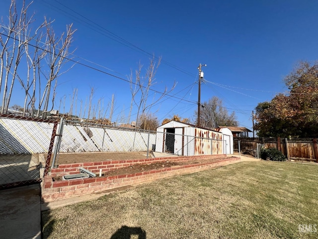 view of yard with an outbuilding