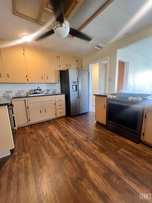 kitchen featuring dark wood-type flooring, electric range, ceiling fan, stainless steel fridge, and decorative backsplash