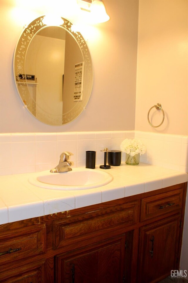 6813 Melones Ct, Bakersfield, CA 93309 - bathroom with vanity