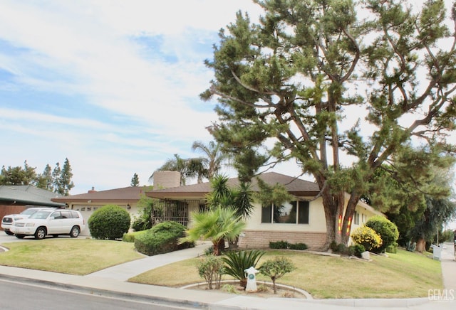 6813 Melones Ct, Bakersfield, CA 93309 - single story home with brick siding, an attached garage, a front yard, and concrete driveway