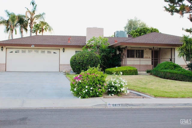6813 Melones Ct, Bakersfield, CA 93309 - ranch-style house featuring an attached garage, driveway, a front yard, and stucco siding