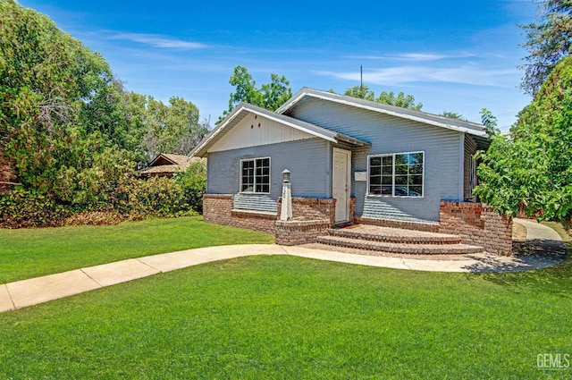 120 Pacific St, Bakersfield, CA 93305 - ranch-style home featuring brick siding and a front lawn