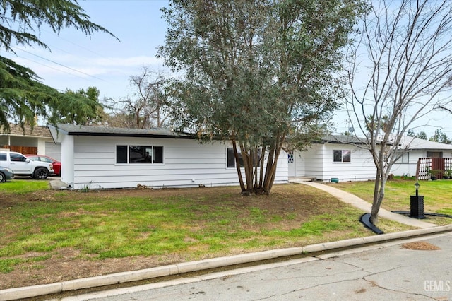 ranch-style house featuring a front yard