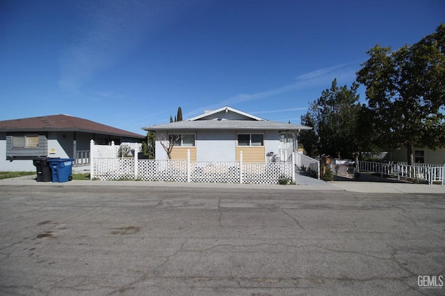 view of front facade with fence