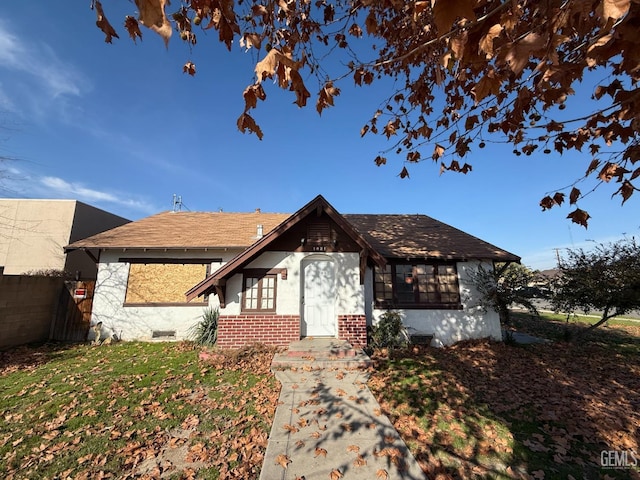 view of front of property with a front yard