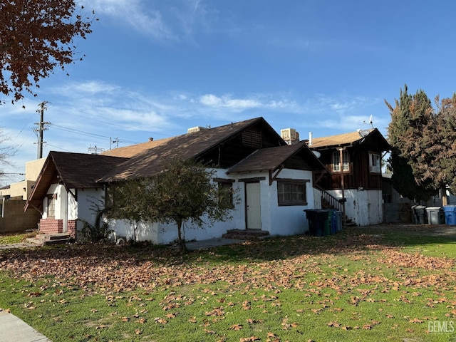 view of side of property featuring a lawn