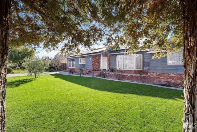 ranch-style house featuring a front yard