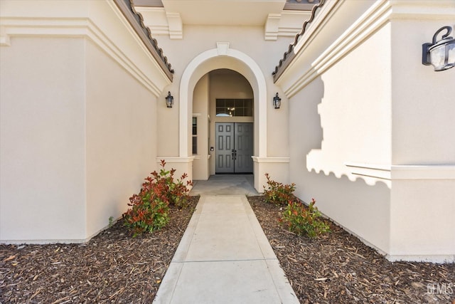 entrance to property with stucco siding