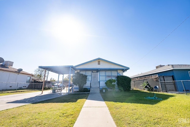 view of front of house with a carport and a front yard