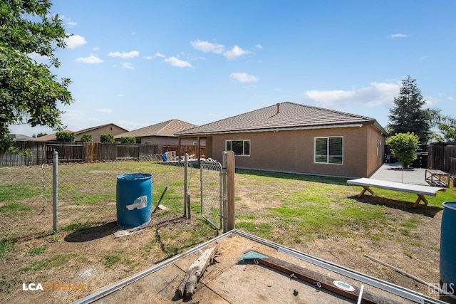 917 Newcastle Ct, Shafter, CA 93263 - rear view of house featuring stucco siding and a tile roof