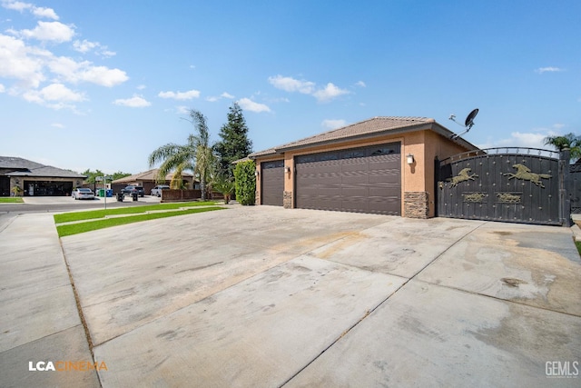 917 Newcastle Ct, Shafter, CA 93263 - garage featuring a gate and driveway