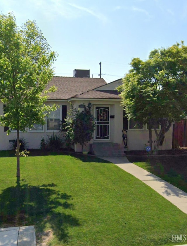 view of front facade featuring a front lawn