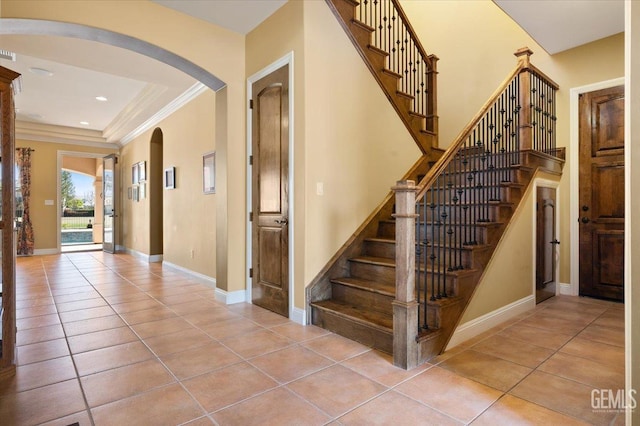 entryway featuring tile patterned floors, baseboards, recessed lighting, and crown molding