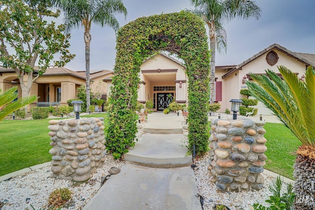 view of front of home featuring a front yard