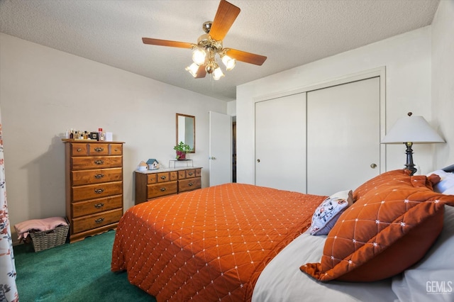 carpeted bedroom featuring ceiling fan, a closet, and a textured ceiling