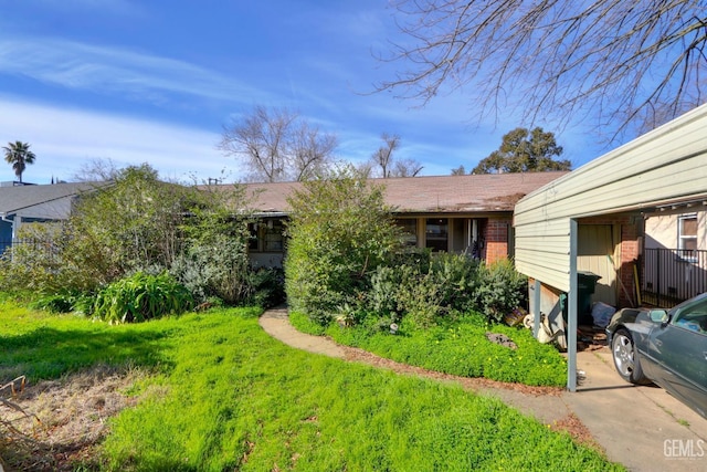 view of front of property featuring a front lawn