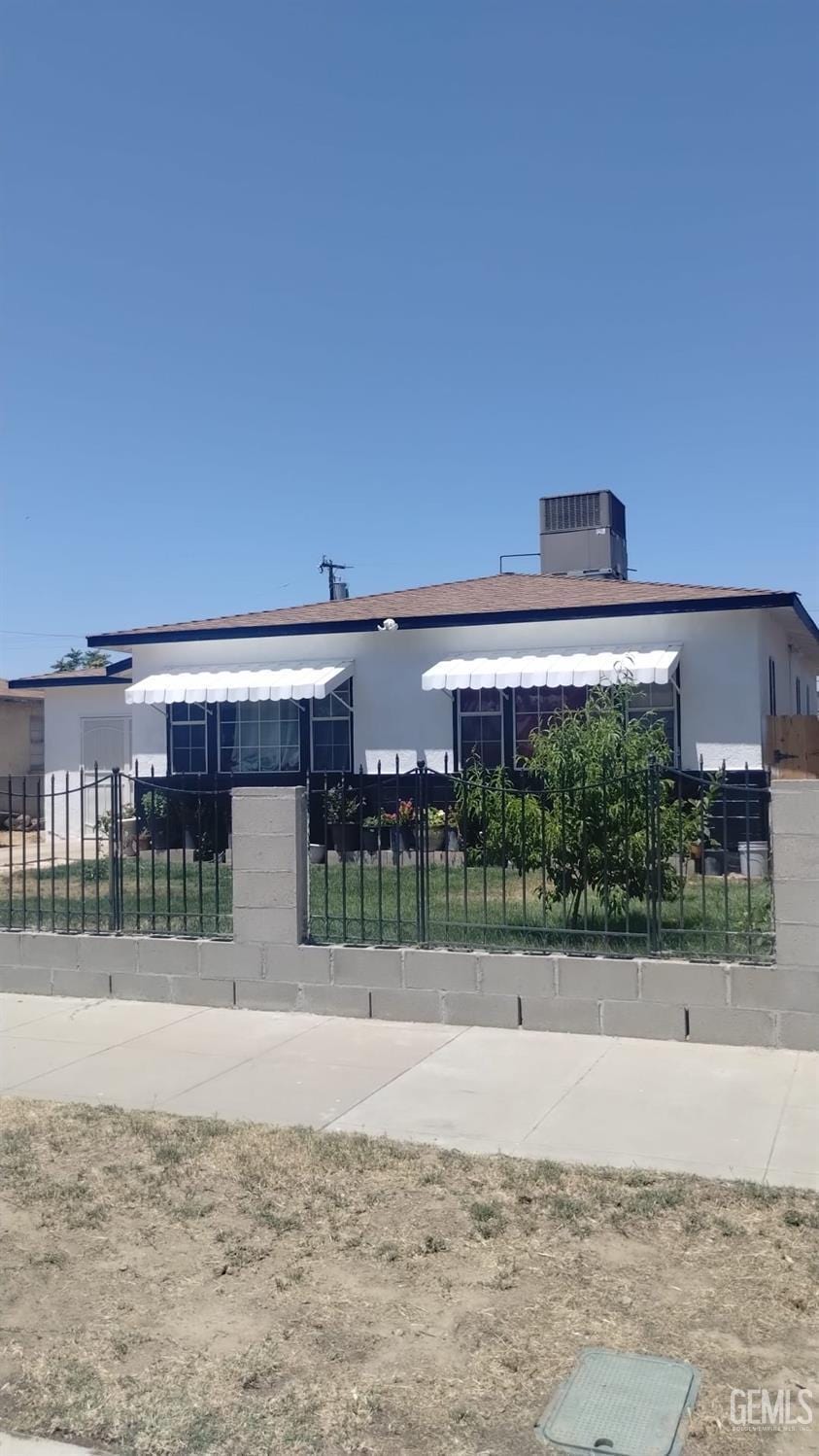1222 E 18 Th St, Bakersfield, CA 94405 - view of property's community featuring a fenced front yard