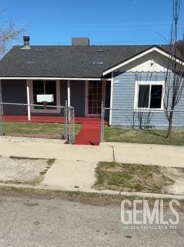 view of front of property featuring a fenced front yard