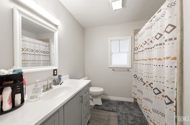 full bathroom with toilet, a shower with curtain, vanity, and baseboards