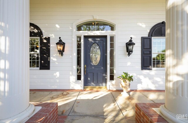 entrance to property featuring covered porch