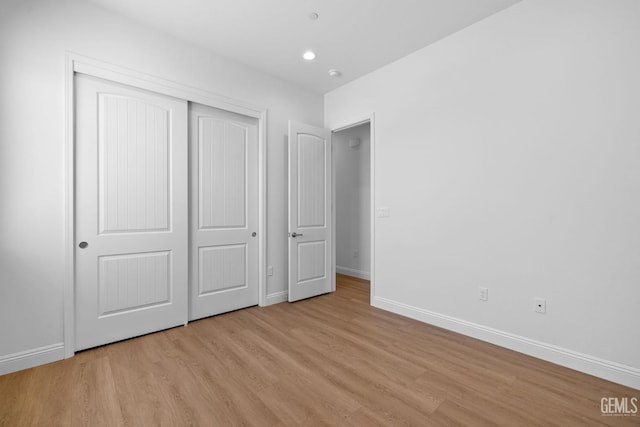 8708 Tamburlane Ct, Bakersfield, CA 93314 - unfurnished bedroom featuring light wood-style flooring, a closet, and recessed lighting