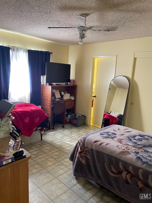 bedroom featuring ceiling fan and a textured ceiling