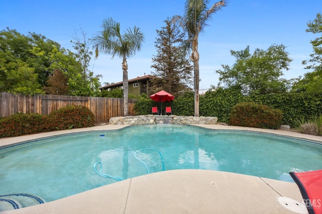 view of swimming pool with fence