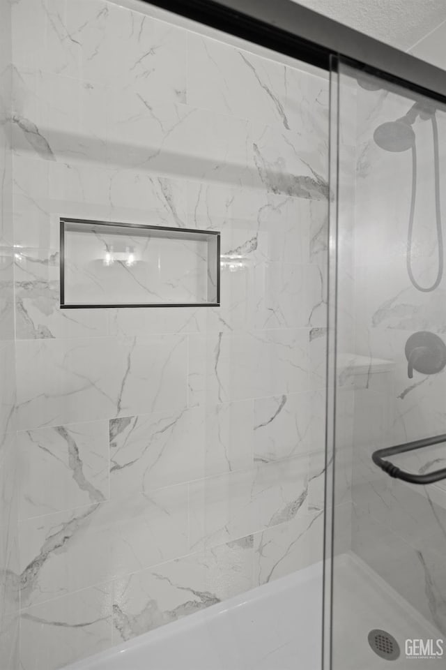 24501 Pueblo Ct, Tehachapi, CA 93561 - full bath with a marble finish shower