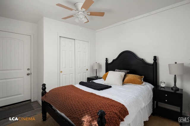 bedroom with dark wood-type flooring, ceiling fan, and a closet