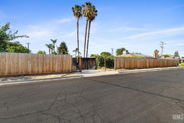 6101 Crestmore St, Bakersfield, CA 93308 - view of yard featuring a gate