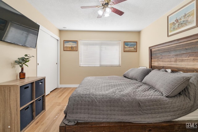 6101 Crestmore St, Bakersfield, CA 93308 - bedroom featuring light wood-style floors, a textured ceiling, and a ceiling fan