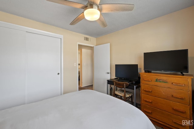 2924 Elm St, Bakersfield, CA 93301 - bedroom with a closet and ceiling fan