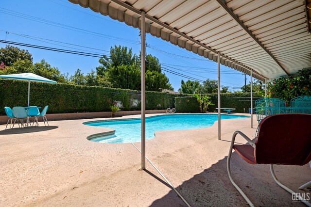 2924 Elm St, Bakersfield, CA 93301 - view of swimming pool with a fenced backyard and a patio area