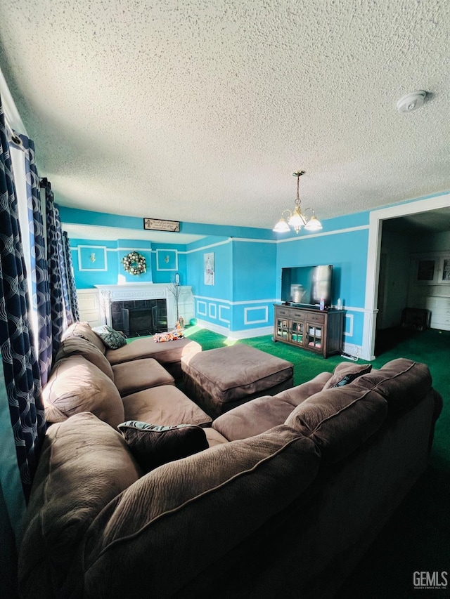 carpeted living room featuring a notable chandelier and a textured ceiling