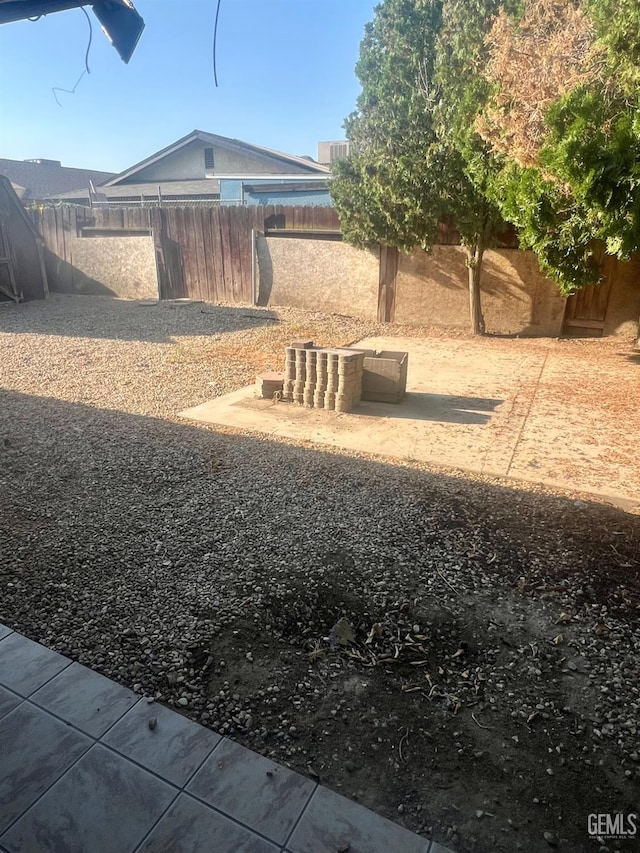 1325 Bayne Ct, Bakersfield, CA 93307 - view of yard featuring a patio