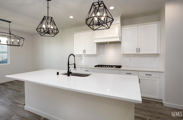 kitchen featuring a sink, a chandelier, gas stovetop, backsplash, and recessed lighting