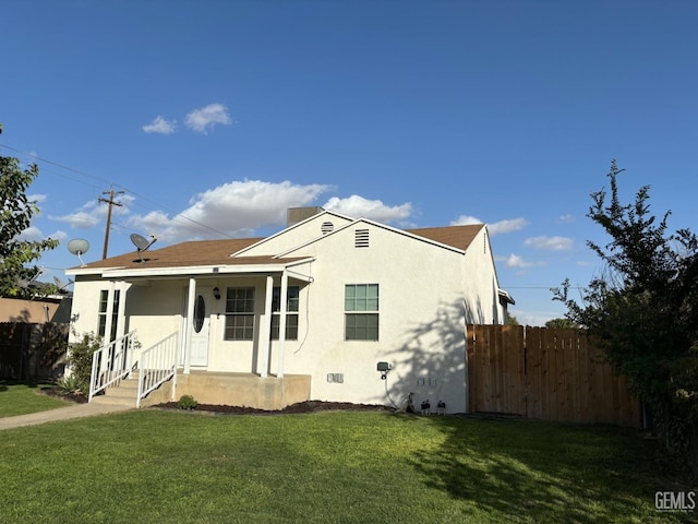 view of front of property featuring a front lawn