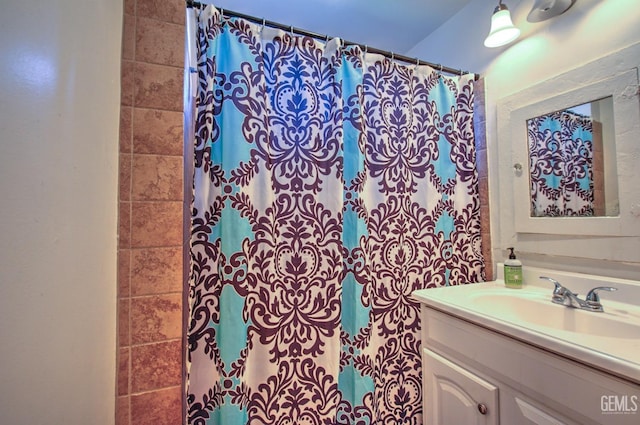 512 N Harper Ave, Los Angeles, CA 90048 - full bathroom featuring vanity and curtained shower