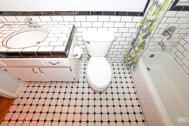 bathroom with shower / bath combo with shower curtain and toilet