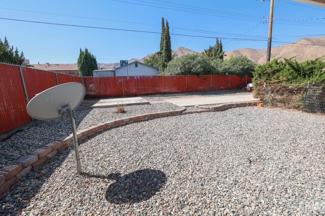 view of yard with a mountain view