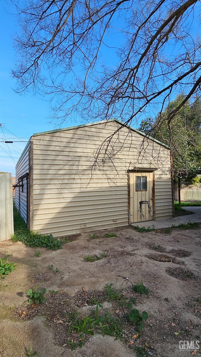 view of outbuilding featuring dirt driveway