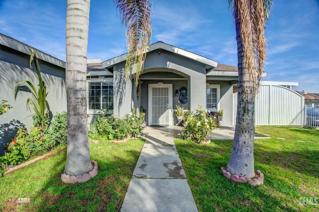 view of front of property with a front yard